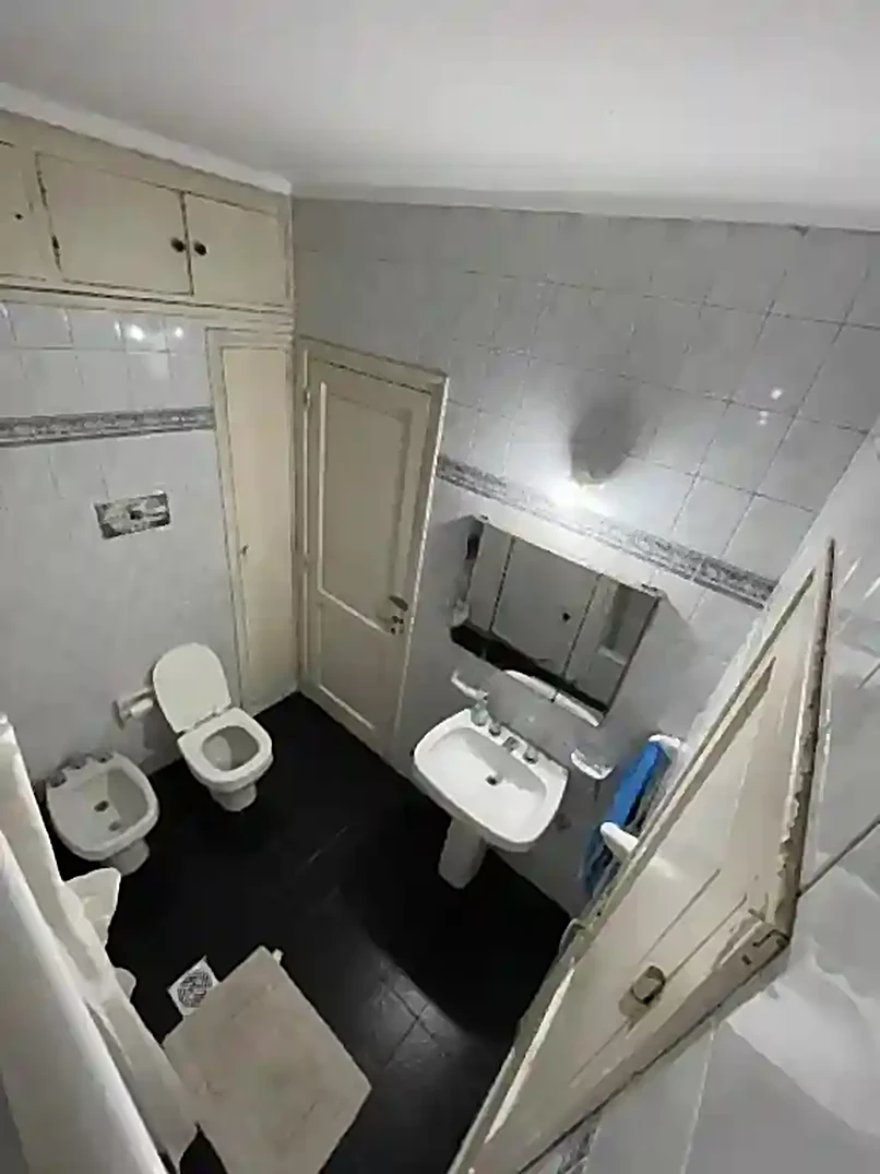 Baño de Ballario Guest House con azulejos y accesorios