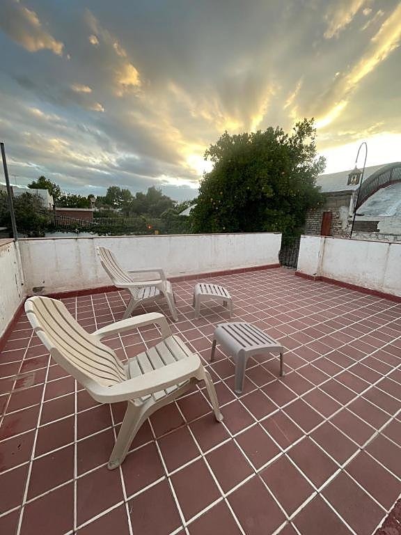 Patio interior de Ballario Guest House rodeado de plantas